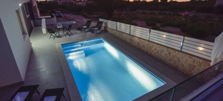 Funtastic C带游泳池和露台的公寓(Funtastic C Apartment with Pool and Terrace)图片
