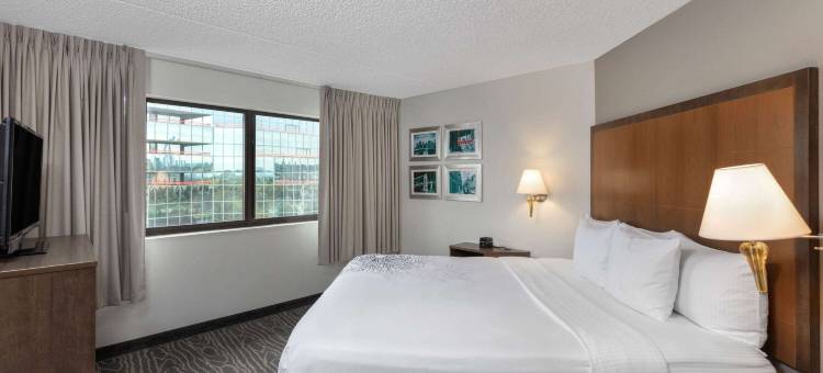 西考克斯梅多兰兹拉昆塔温德姆套房酒店(La Quinta by Wyndham Secaucus Meadowlands)图片