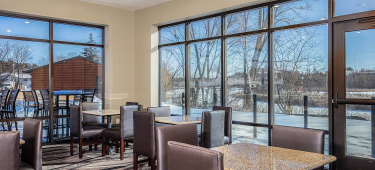 鹅卵石酒店和套房 - 莱因兰德(Cobblestone Hotel & Suites - Rhinelander)图片