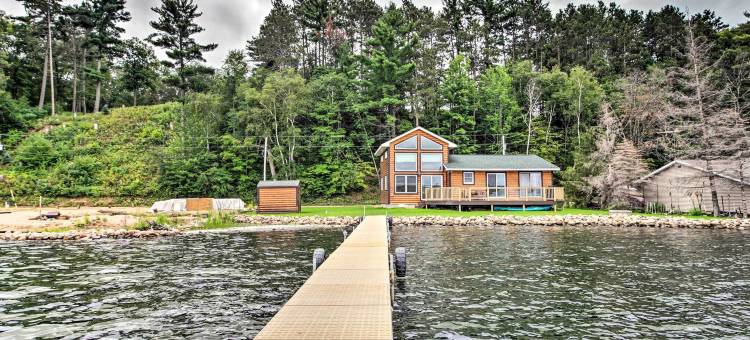 湖滨莫特利之家，带私人码头和火坑！(Lakefront Motley Home w/ Private Dock & Fire Pit!)图片