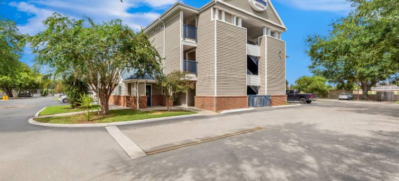 莱克兰北 I-4 郊区开放式客房(Suburban Studios Lakeland North I-4)图片