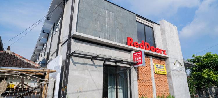 红多兹酒店-近维萨塔帕里本多拉旺(RedDoorz Near Wisata Paribendo Lawang)图片