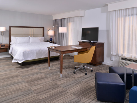 安阿伯西欢朋套房酒店