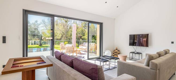 Modern Villa with Heated Pool and Garden图片