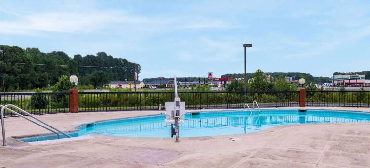 恩波里亚4简少套房公寓(Studios and Suites 4 Less Emporia)图片
