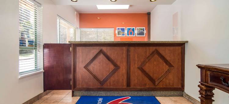 英属哥伦比亚萨里 6 号汽车旅馆(Motel 6 Surrey, BC)图片