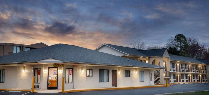 伯灵顿速8酒店(Super 8 by Wyndham Burlington NC)图片