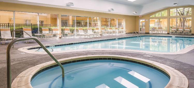 教堂山大学区拉昆塔温德姆套房酒店(La Quinta Inn & Suites by Wyndham Univ Area Chapel Hill)图片