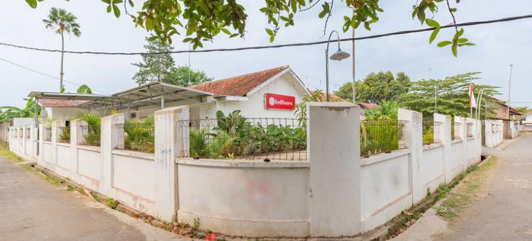 红门酒店沙亚里亚尼尔阿伦阿伦芝勒杜芝勒贡(RedDoorz Syariah Near Alun Alun Ciledug Cirebon)图片