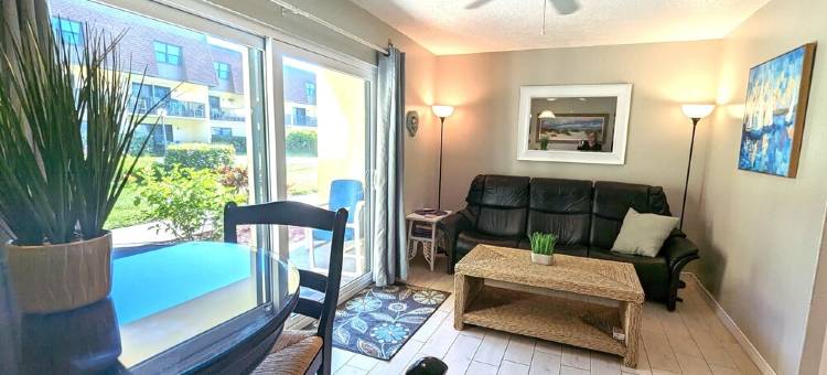 海滨实惠首层一居室公寓大厦 配特大床 & 恒温泳池!(Affordable ONE BR Main Floor Condo RIGHT ON THE BEACH w/ KING Bed & Heated POOL!)图片
