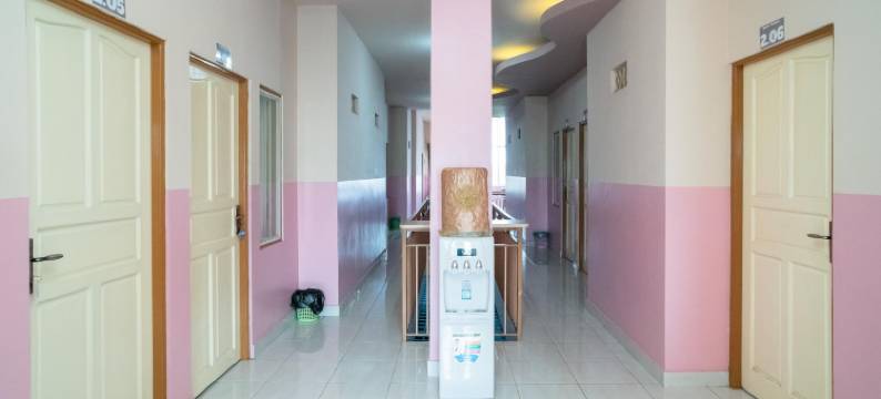 红多兹伊斯兰酒店-近塔曼西林2号(RedDoorz Syariah Near Taman Siring 2)图片