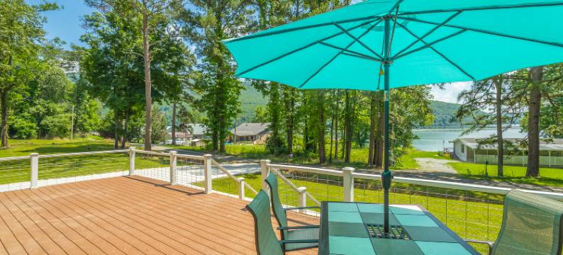 Tranquil Setting with Lake Views - Charming A-Frame Cottage图片