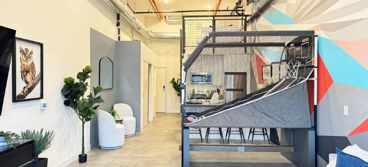 Studio-style loft with Garage door only 6 miles from Disney!图片