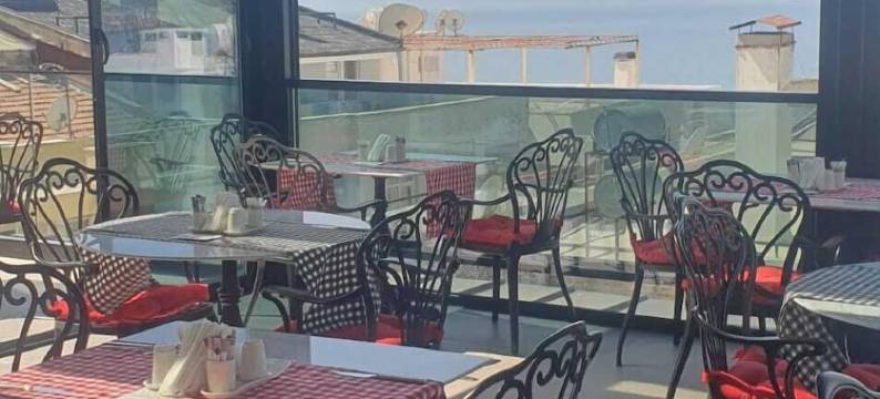 In The Middle Hotel图片