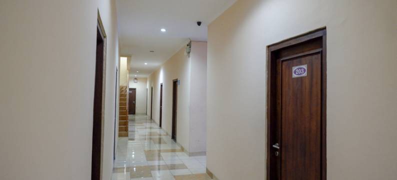 Pineapple Mansion Solo Mitra RedDoorz Near RS Jih Solo图片