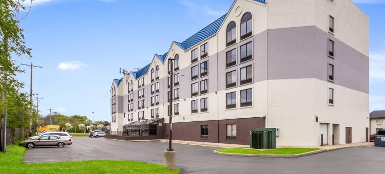 密尔沃基机场品质套房酒店(Quality Suites Milwaukee Airport)图片