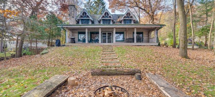 带码头和游戏房的Sugar River水边小屋!(Waterfront Sugar River Cabin w/ Dock & Game Room!)图片