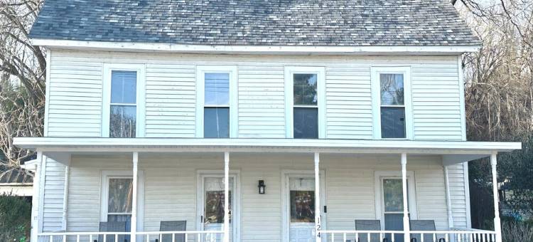 Newly renovated 1890’s home in downtown Milltown beside the Blue River!图片