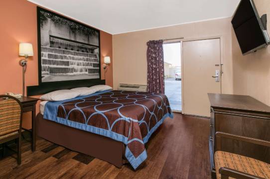 拉伯克市民中心北速8酒店(Super 8 by Wyndham Lubbock Civic Center North)