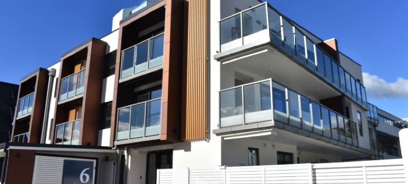 亚当斯6号(6 on Adams)图片