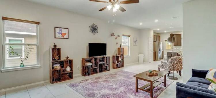 NEW! Texy-Mexy Bungalow: Spacious 3-Bedroom House w/ Full Access & Pets Welcome!图片