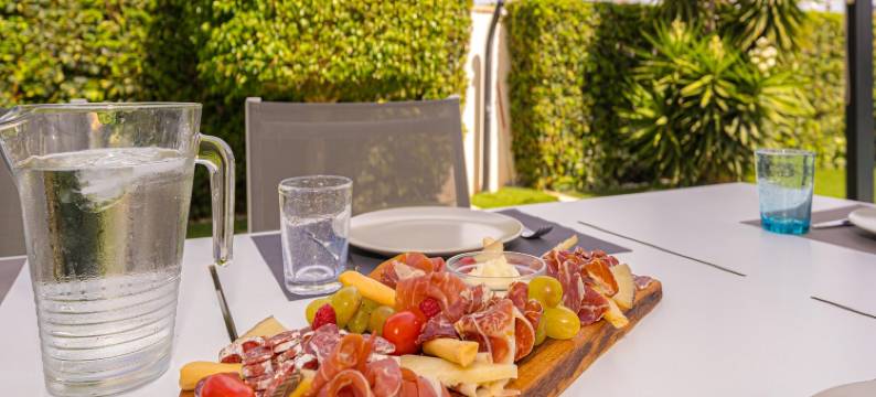 Stylish Villa with Lake Views图片