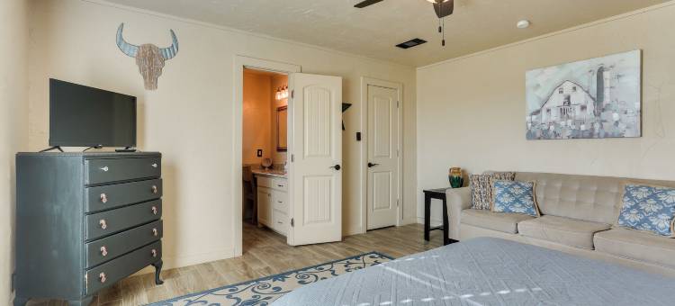 带有游泳池和马厩接入的牧场度假胜地！(Ranch Getaway with Pool and Horse Stall Access!)图片