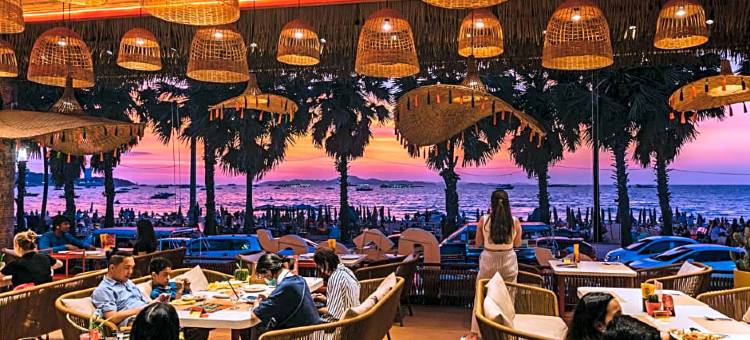 芭堤雅爱湾海滩度假酒店(A-One Pattaya Beach Resort)图片