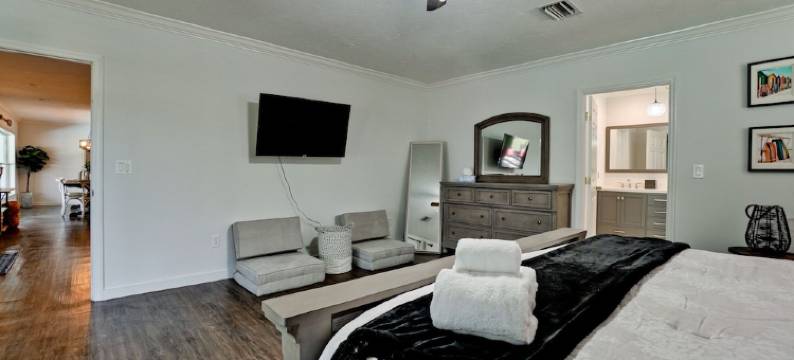 4 Bd w 3 King 4Ba 1.2acres htd salt pool private!图片