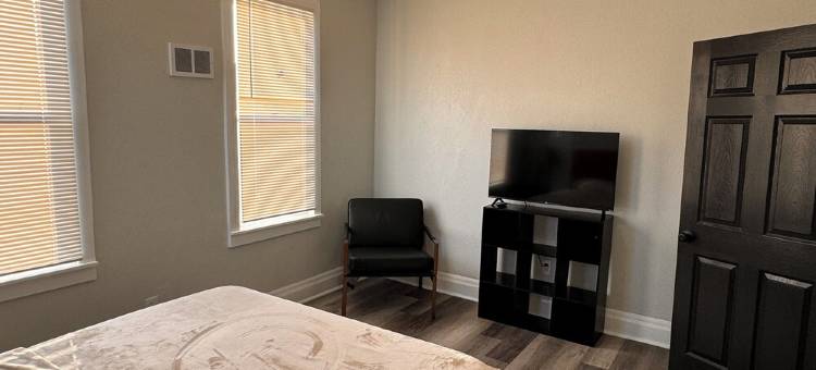 堪萨斯城市中心温馨三卧室度假屋，配备WiFi、空调等更多设施(Lovely 3-bedroom house in downtown Kansas City with WiFi, AC and so much more)图片