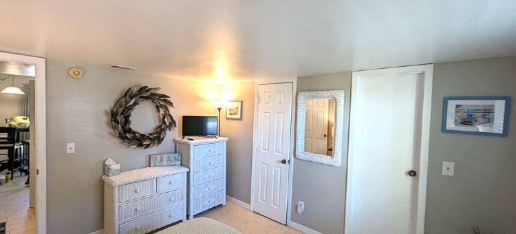 海滨实惠首层一居室公寓大厦 配特大床 & 恒温泳池!(Affordable ONE BR Main Floor Condo RIGHT ON THE BEACH w/ KING Bed & Heated POOL!)图片
