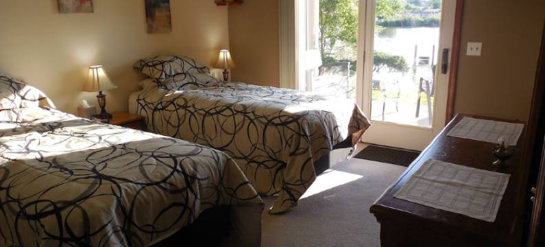 River Front,  Two story duplex with boat dock图片