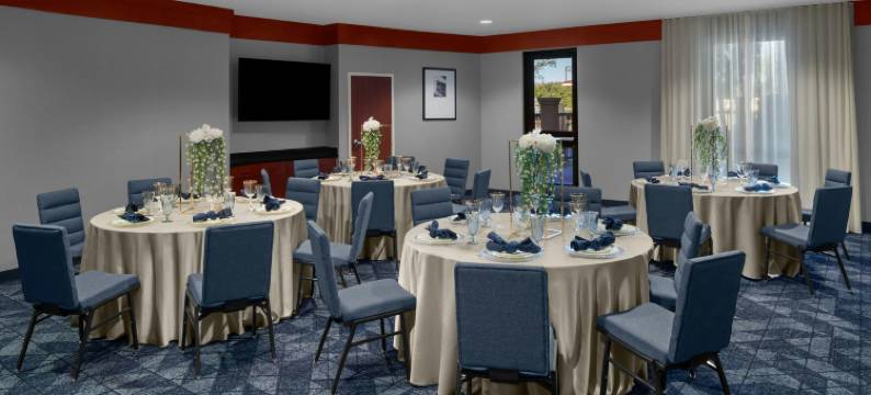 圣塔克拉利塔瓦伦西亚万怡酒店(Courtyard Santa Clarita Valencia)图片