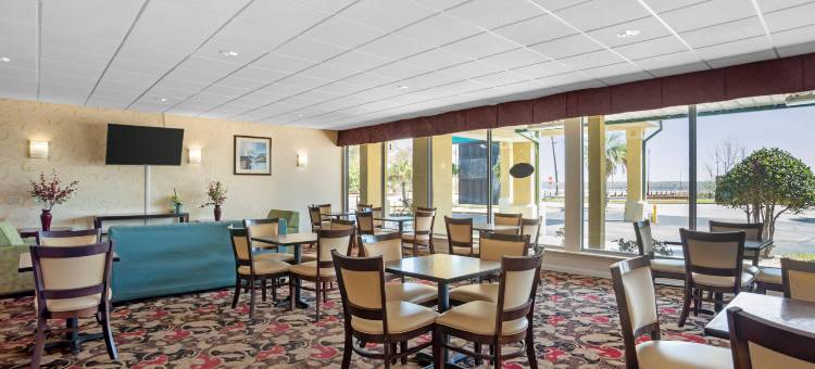 尤福拉湖附近凯艺套房酒店(Quality Inn & Suites Near Lake Eufaula)图片