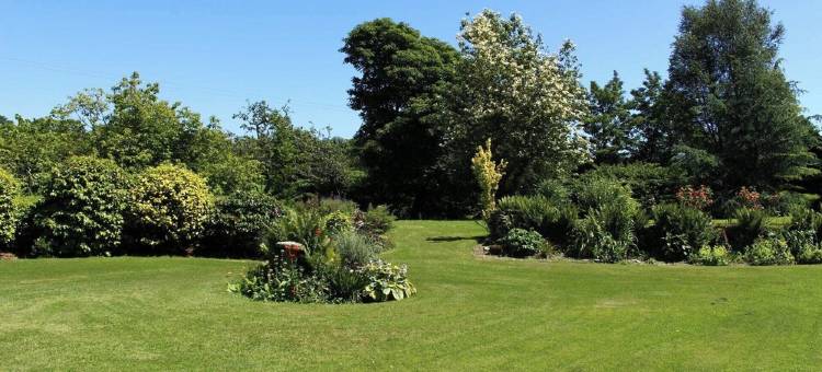 Spacious cottage in quiet 2 acre gardens near coast & country Hook Cottage图片