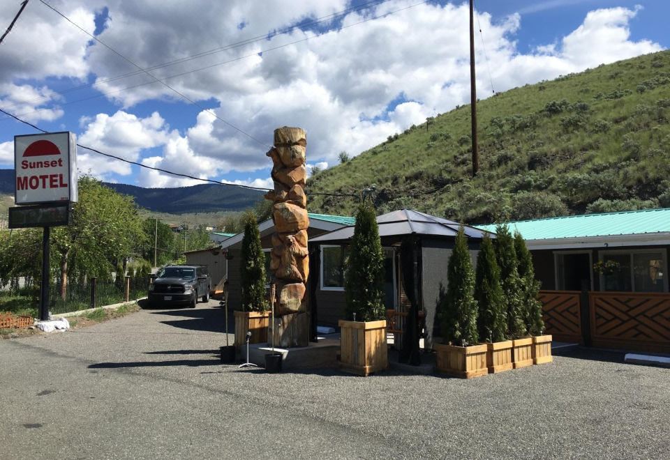 Sunset Motel Hotel Overview