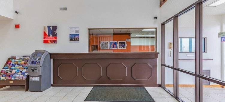 彭顿海滩红狮套房酒店(Red Lion Inn & Suites Pontoon Beach)图片