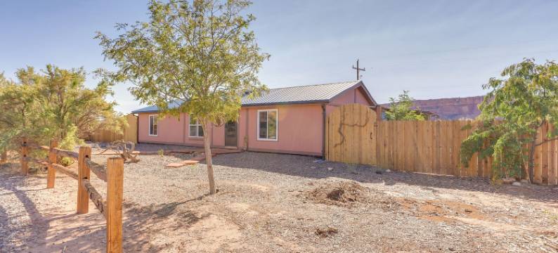 绝美景观：宁静的悬崖之家靠近徒步旅行！(Stunning Views: Quiet Bluff Home Near Hiking!)图片