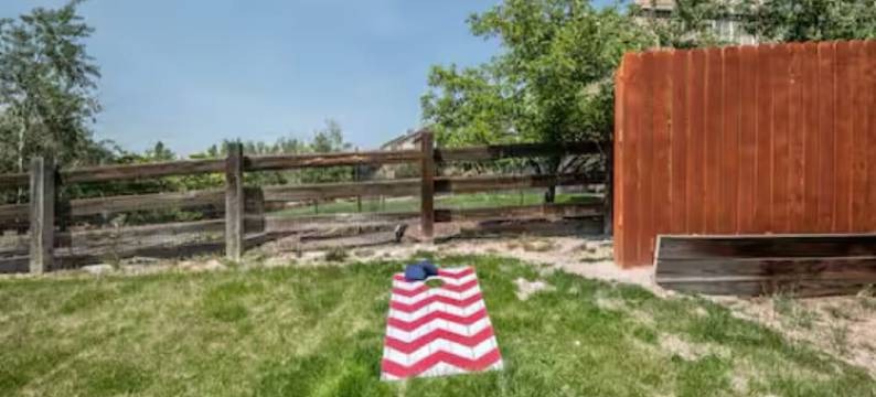 Family Time Basement Suite-Hot Tub, Playroom, Views, Yard, Fire Pit图片