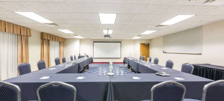 德梅因机场呗盟套房酒店(Baymont by Wyndham des Moines Airport)图片