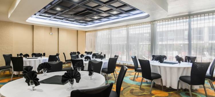 拉塞尔维尔I-40凯隆套房酒店(Clarion Inn & Suites Russellville I-40)图片