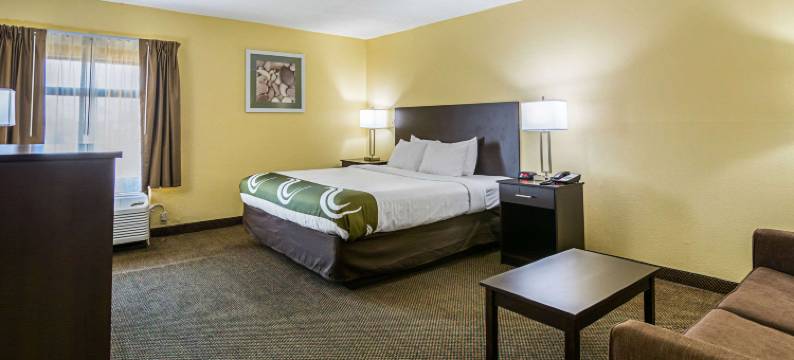 格林斯堡I-74凯艺套房酒店(Quality Inn & Suites Greensburg I-74)图片