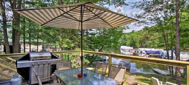 Holcombe湖畔小屋：钓鱼和雪地摩托(Holcombe Lakefront Cottage Fishing and Snowmobiling)图片