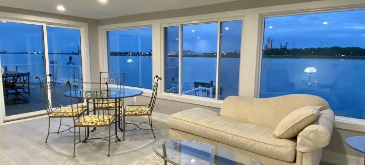 Blue Water Hideaway...Awesome renovation...Incredible River Views...Free Wifi图片