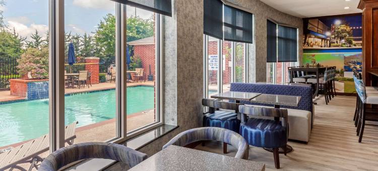 萨尔弗斯普林斯波因特凯隆酒店(Clarion Pointe Sulphur Springs)图片