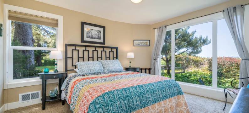 Coastal Getaway with Hot Tub and Stunning Views - Inviting Escape图片