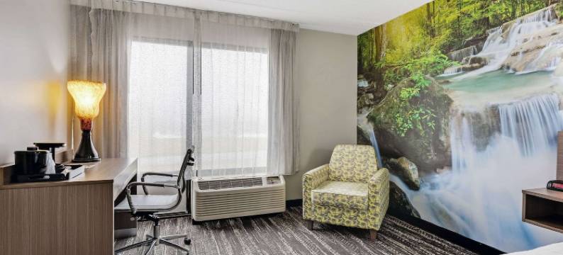 伊利娱乐场附近克拉丽奥酒店(Clarion Pointe Near Erie Casino)图片