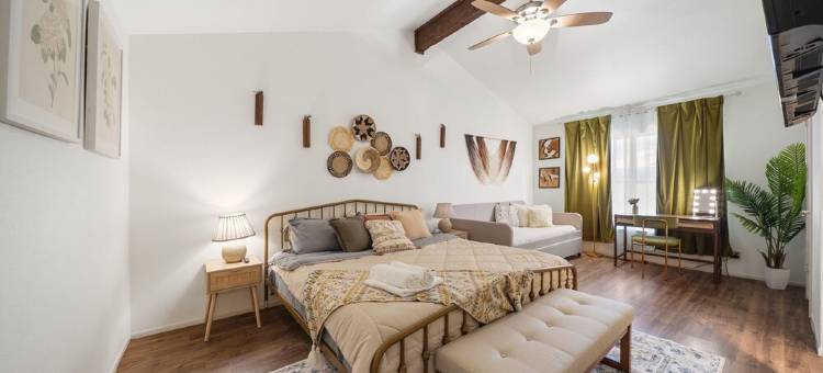 Enjoy Games at Designer 3Br w Fenced Backyard图片