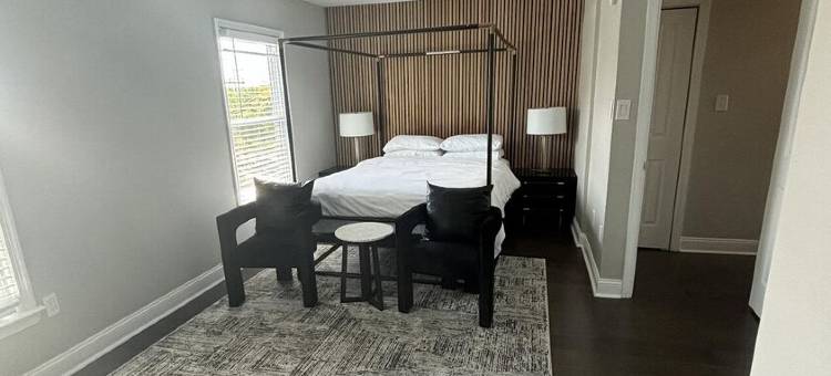 Spacious 4-bedroom townhome in brilliant Washington with WiFi, AC图片