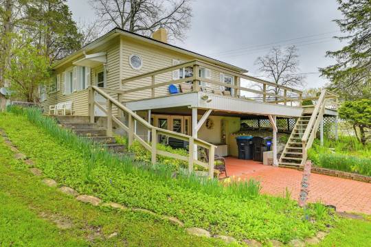 迷人的堪纳登湖之家,带露台和观景台!(Charming Canandaigua Lake House w/ Deck & Views!)